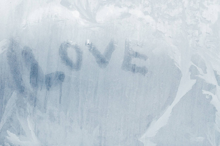 在冬天的花纹在冰冻的窗户上写上爱的铭文