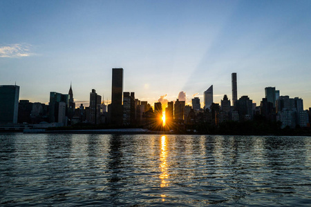 日落时曼哈顿中城东侧的地平线
