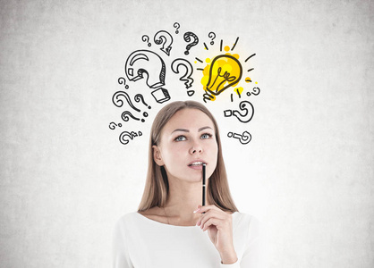 有魅力的女人思考, 回答问题照片