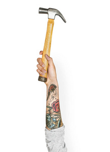 人类的手在白色背景下纹身，手持木锤工具