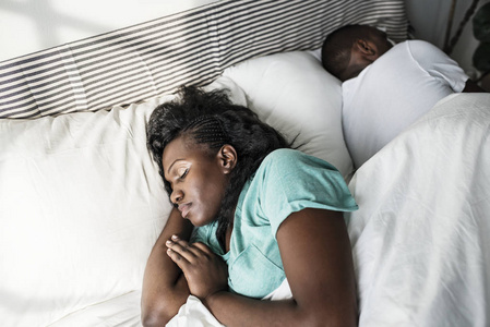 黑人夫妇睡在一起