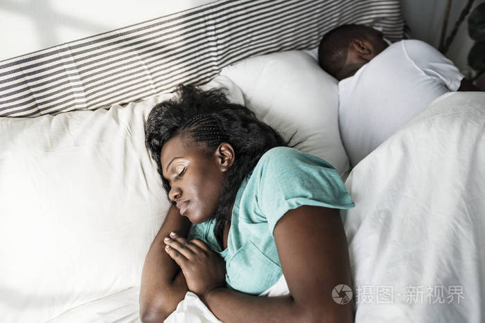 黑人夫妇睡在一起