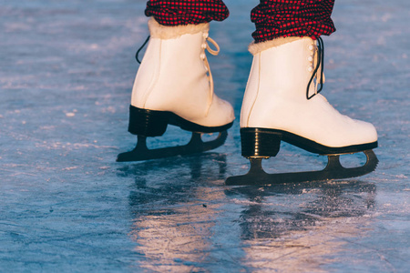 冰上滑冰女子特写
