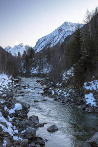 山地景观。 风景如画的峡谷的美丽景色，高山的全景。 北高加索地区的自然分布在山区