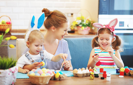 复活节快乐家庭母亲和儿童为 holida 油漆鸡蛋