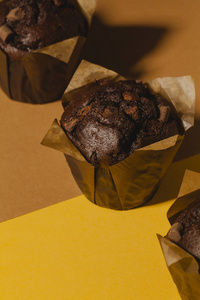 黄色和棕色背景的巧克力松饼