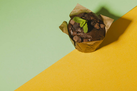 巧克力松饼细节与绿色和黄色背景