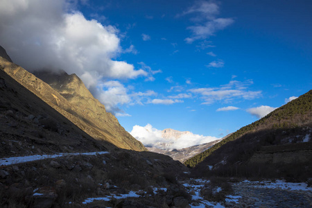 山景，美丽的高岩景观，风景如画的山峡，顶着蓝天。北高加索的野生性质旅游和旅游业