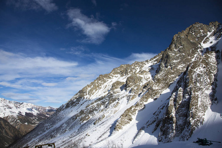 山景，美丽的高岩景观，风景如画的山峡，顶着蓝天。北高加索的野生性质旅游和旅游业