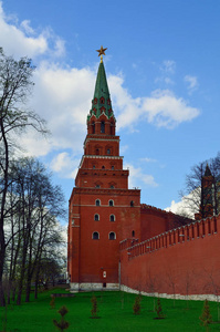在阳光明媚的日子里观看莫斯科克里姆林宫的Borovitsky塔。 这座塔是克里姆林宫墙的一部分。 塔楼绿色屋顶上的红星。 俄罗斯