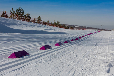 哈萨克斯坦, 阿拉木图2018年2月25日 业余越野滑雪比赛 Arba 滑雪场2018。来自共和国各地的参与者竞相争夺奖牌