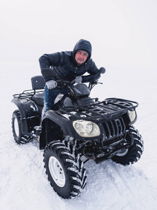 人在亚视四车。冬雪场