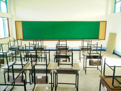 空教室，有黑板和桌子，回到学校的概念