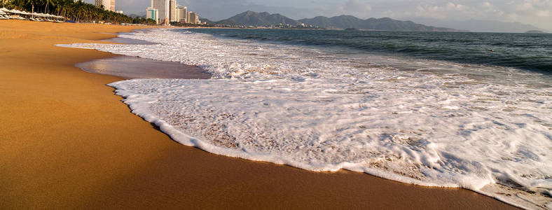 柔和波浪与浪潮泡沫蓝色海洋海