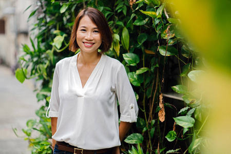 一位亚洲中国女经理站在白天的肖像.