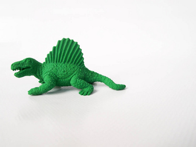 棘龙恐龙模型由白色背景上分离的绿色橡胶制成。