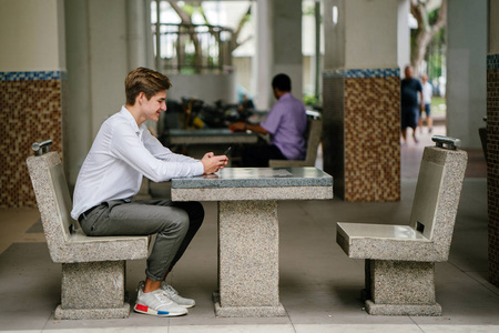 新加坡亚洲一位年轻的德国人(白种人)的肖像.