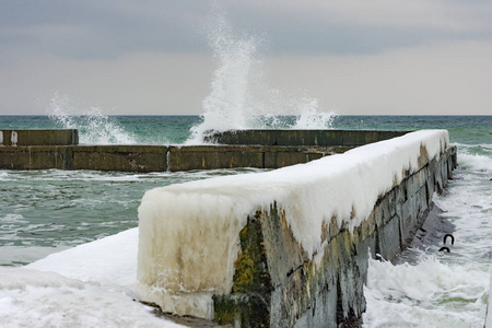 冬天的海景。 波涛汹涌的海浪在黑海海岸的海滩上冰雪。 2018年3月2日，乌克兰敖德萨