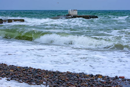 冬天的海景。 波涛汹涌的海浪在黑海海岸的海滩上冰雪。 2018年3月2日，乌克兰敖德萨