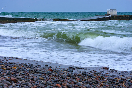 冬天的海景。 波涛汹涌的海浪在黑海海岸的海滩上冰雪。 2018年3月2日，乌克兰敖德萨