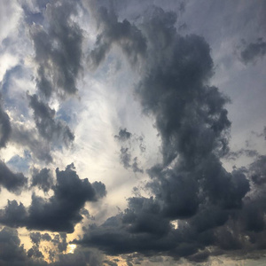 深蓝色阳光明媚的天空, 白云。蓝色的天空与云特写。蓝天上的白色蓬松的云