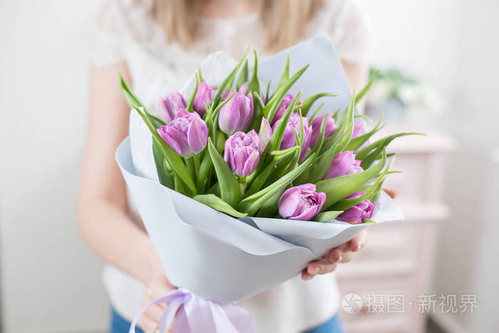 礼物给一个微笑的女孩.花花束.阳光明媚的春天早晨