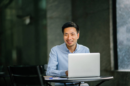 年轻专业人士(律师,银行家,会计师等)的专业头部射击.