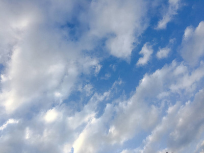 深蓝色阳光明媚的天空, 白云。蓝色的天空与云特写。蓝天上的白色蓬松的云