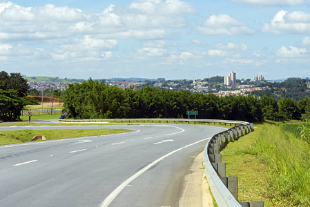 早上有雾的高速公路弯道.早上有雾的高速公路弯道.