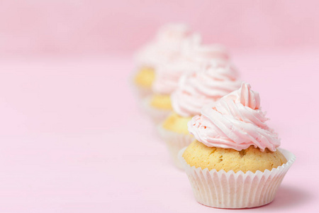 在粉红色的背景粉色奶油装饰的蛋糕。好漂亮的蛋糕水平横幅, 生日贺卡, 婚礼, 妇女节。关闭摄影。选择性聚焦