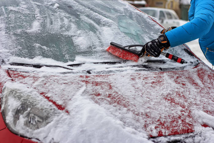 清理雪积雪覆盖的街道冬季景观下雪后汽车上的积雪冬天城市场面汽车在