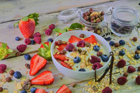 用酸奶蓝莓覆盆子黑莓麦片制成的典型正宗早餐的组成。理念 健身饮食健康和早餐