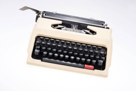 旧学校打字机在白色背景上隔离。 作家概念