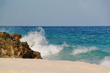 百慕大。 大西洋惊人的石头景观和绿松石水。 漂亮的背景。