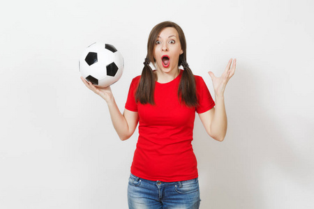 欣喜若狂的欧洲年轻女子, 两个有趣的小马尾巴, 足球球迷或在红色制服的球员举行经典足球孤立的白色背景。运动橄榄球健康, 健康生活