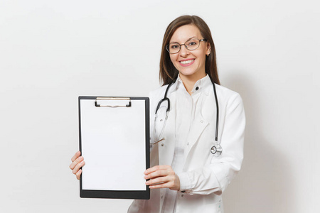 微笑的医生妇女与听诊器隔离在白色背景。女医生在医疗礼服持有健康卡在记事本文件夹。医护人员的医学理念。复制空间广告