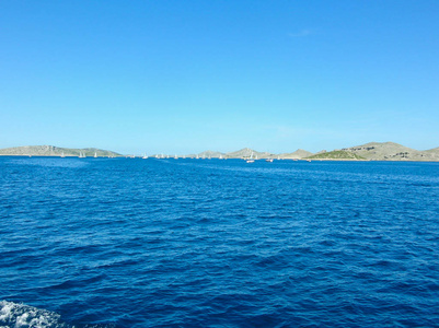 水面清澈的背景拍摄.蓝色的海水在平静中.海洋纹理.背景蓝色波浪照片