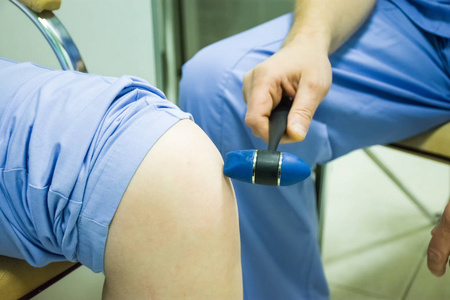 医生用神经胶锤检查病人膝反射的神经学检查是否存在疾病或病理掌片