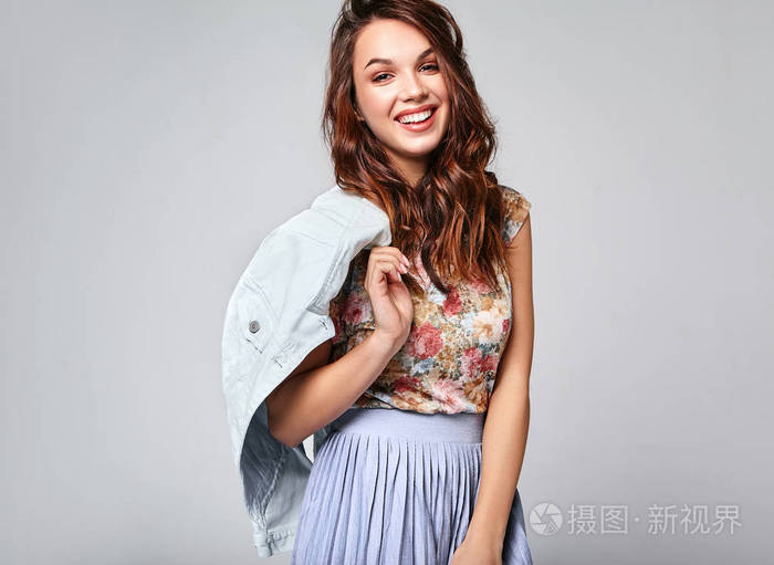 年轻时尚的笑女模特的肖像,五颜六色的休闲夏季服装与自然化妆隔离在