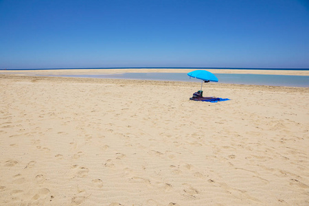 沙漠海滩与太阳色调, 宁静的大海, 蓝天, 云。夏季旅游目的地