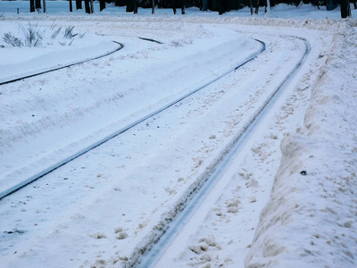 被雪淹没的电车轨道图片