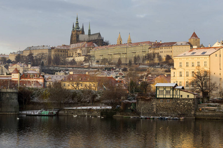 阳光明媚的清晨，布拉格小镇，伏尔塔瓦河上方有哥特式城堡，捷克共和国