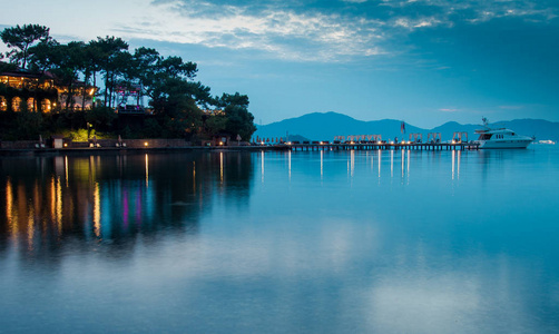 晚上浪漫海景与城市灯光