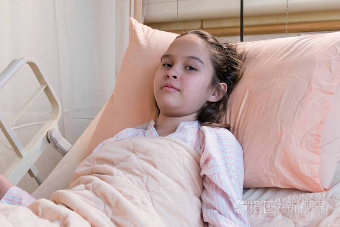 医院病床上的小女孩