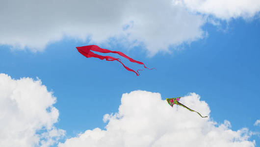 在蓝天的背景下放风筝图片