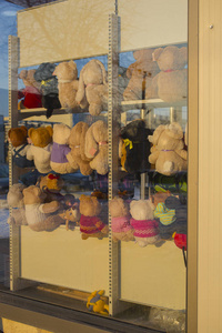带玩具的展示柜。架子上有泰迪熊。儿童商店。