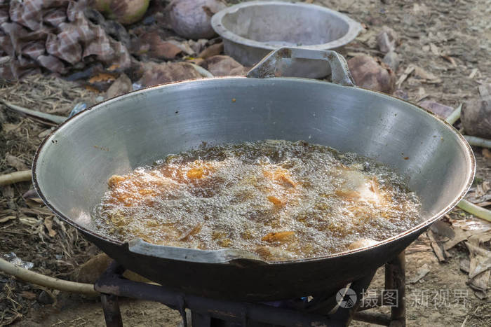 植物油在钢锅里沸腾.