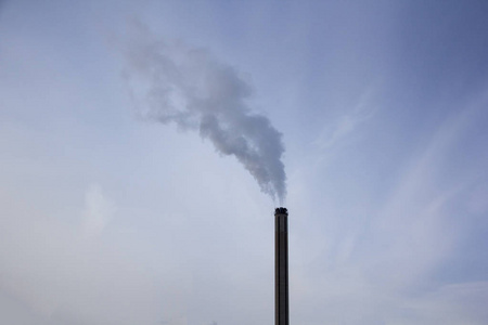 烟囱冒烟烟囱。 空气污染与气候变化主题。 城市的环境很差。 环境灾难。 对环境的有害排放。 烟雾和烟雾。