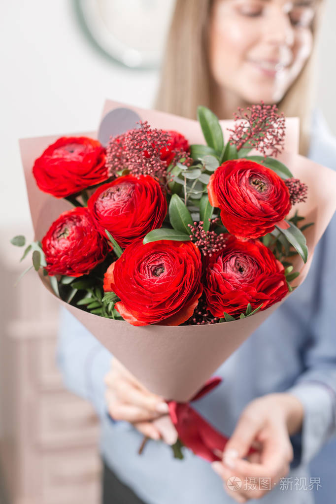 礼物给一个微笑的女孩.鲜花花束