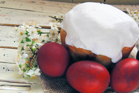 复活节蛋糕和复活节彩蛋